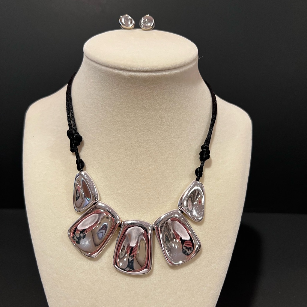 Silver Nugget Statement Necklace W Matching Earrings 20$